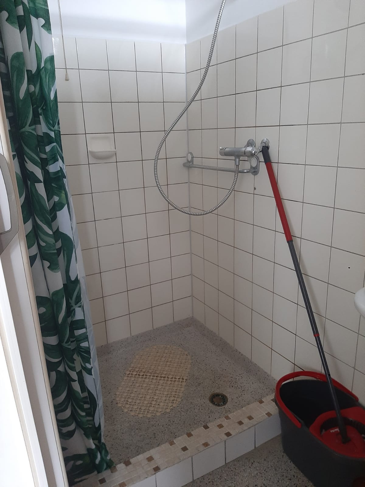 Oude doucheruimte met witte tegels voor de verbouwing