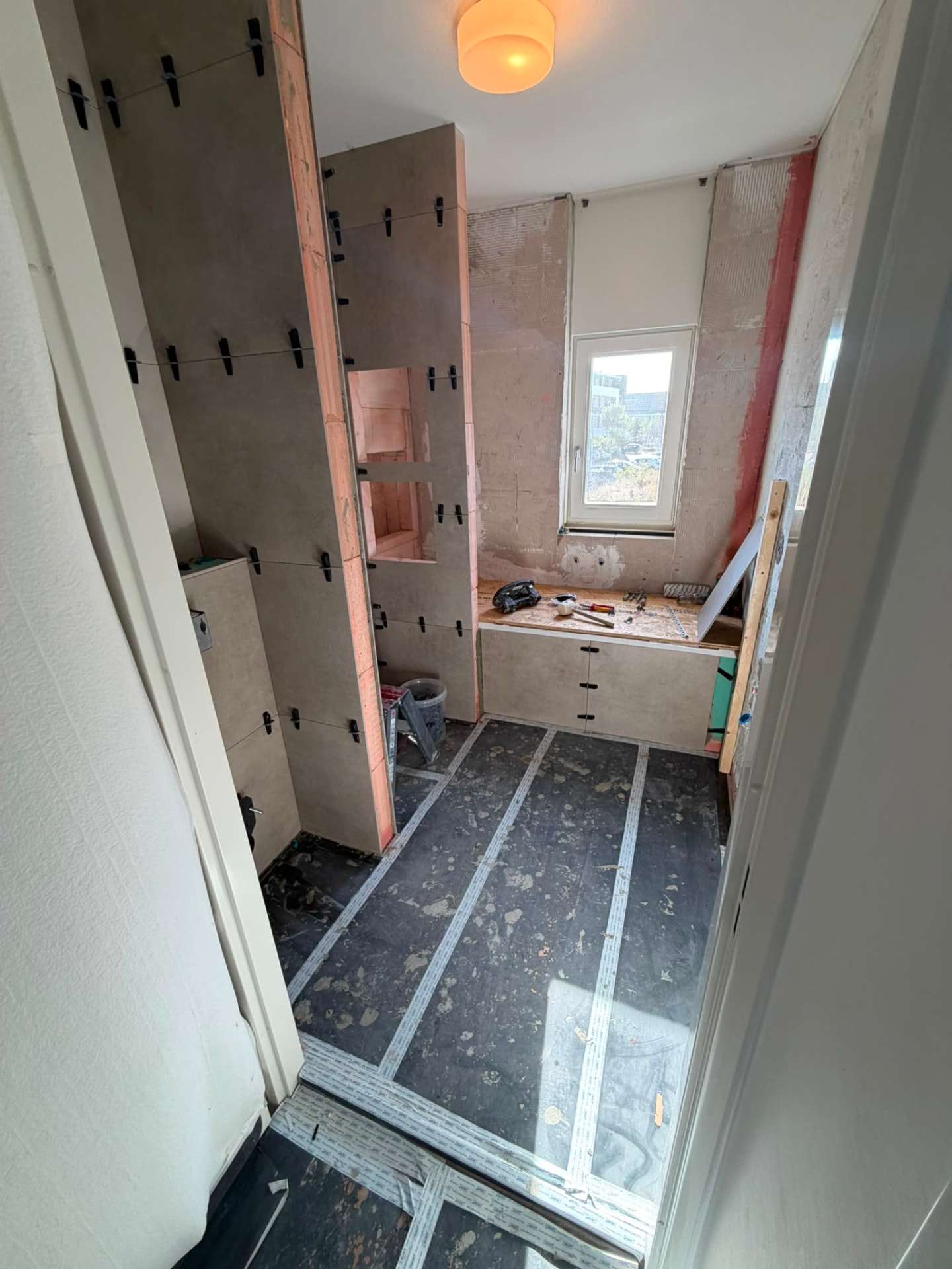 Badkamer tijdens de voorbereidende fase met metalstud wanden en vloerprofielen