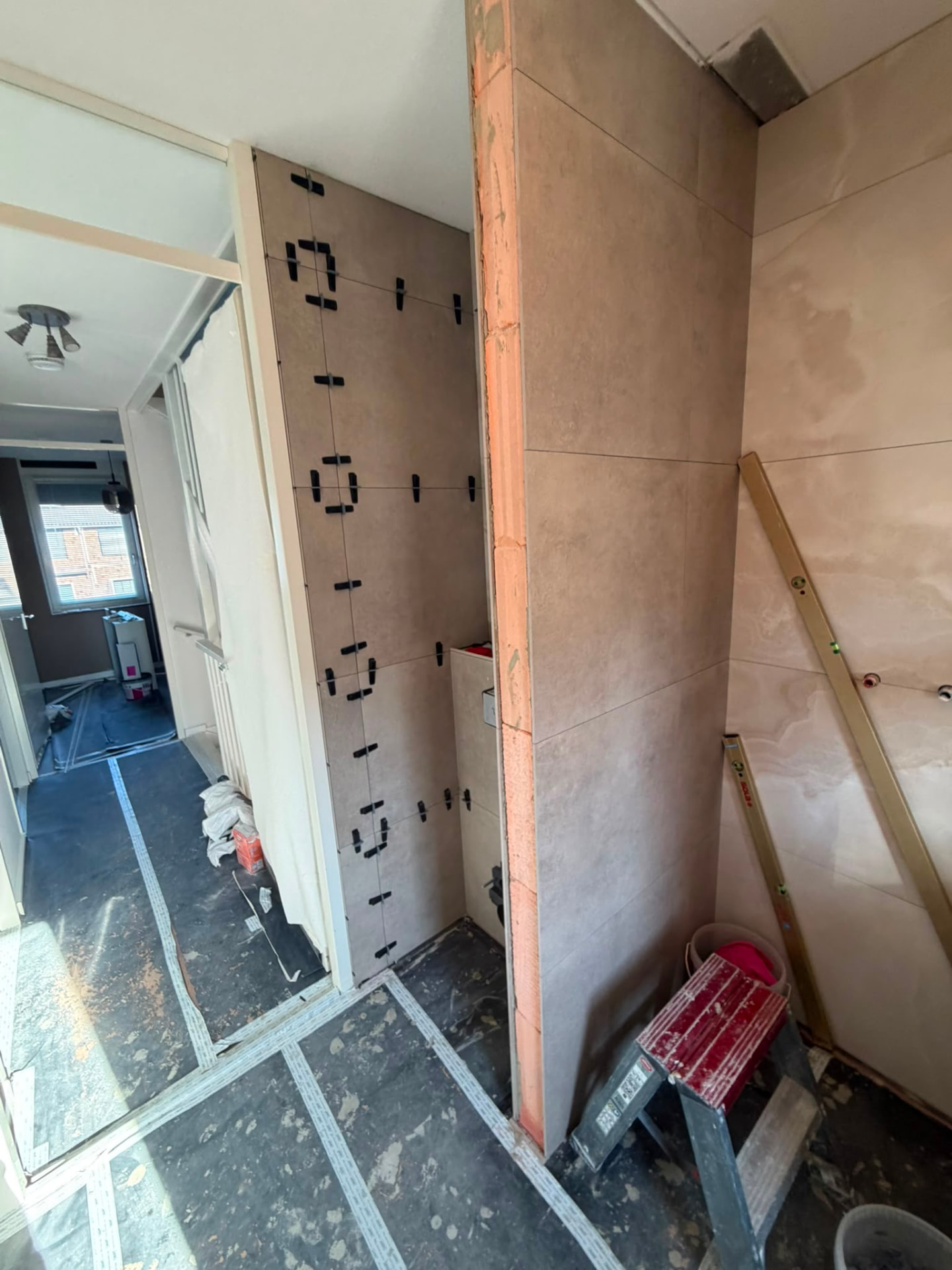 Tegelwerk op de wanden tijdens de renovatie