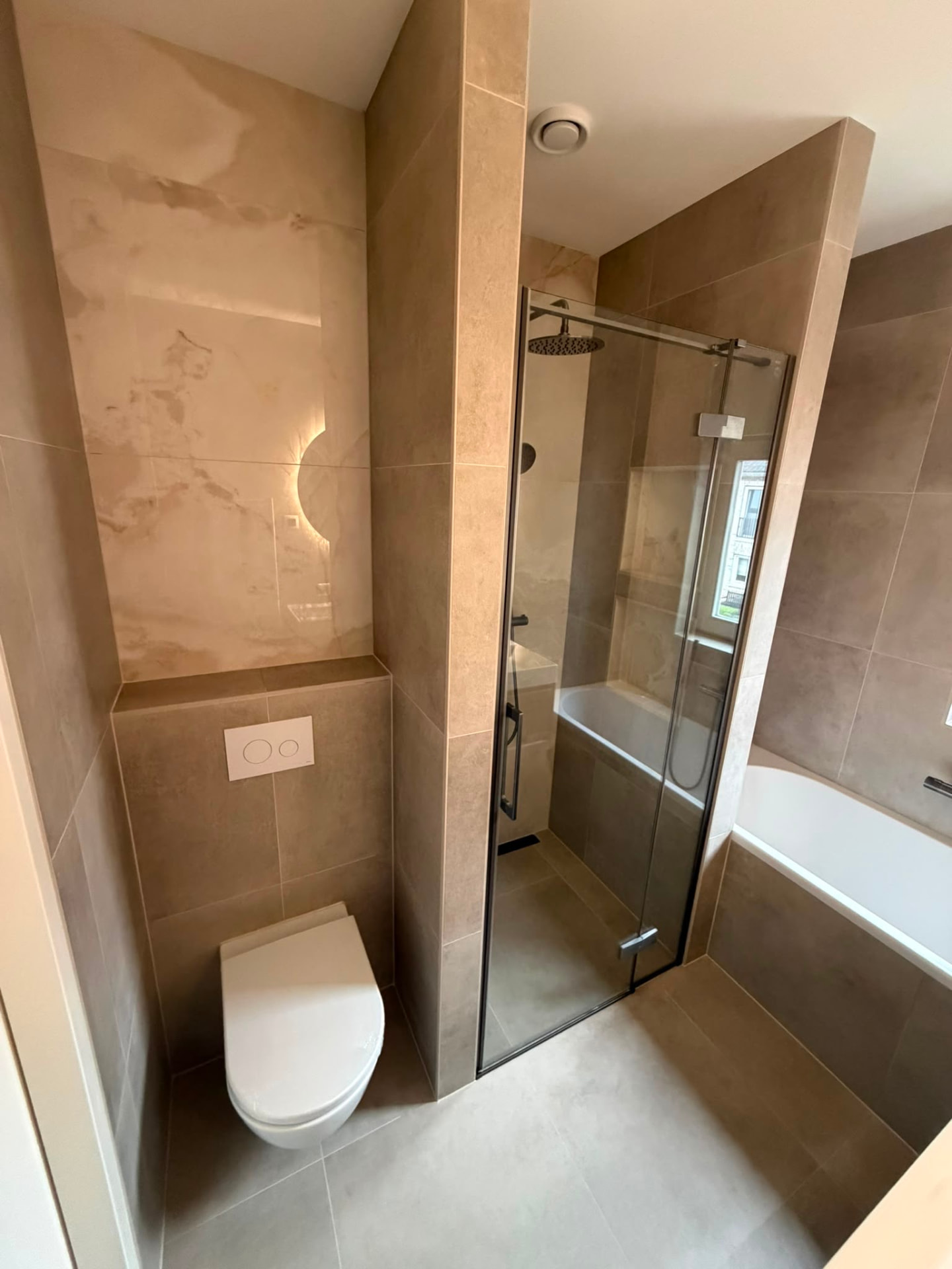 Nieuwe badkamer met hangtoilet, douche en bad
