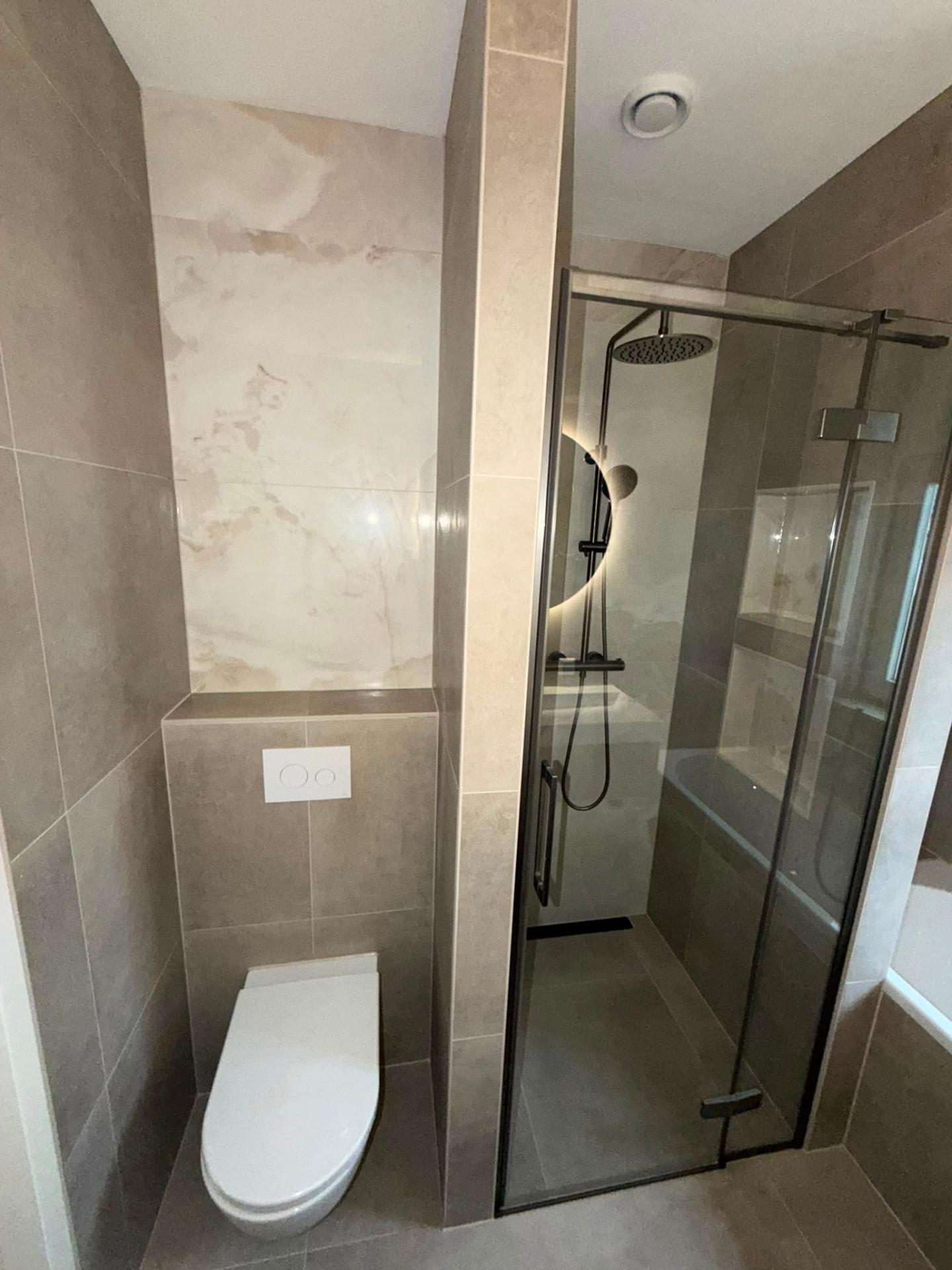 Hangtoilet en douchecabine in de afgewerkte badkamer