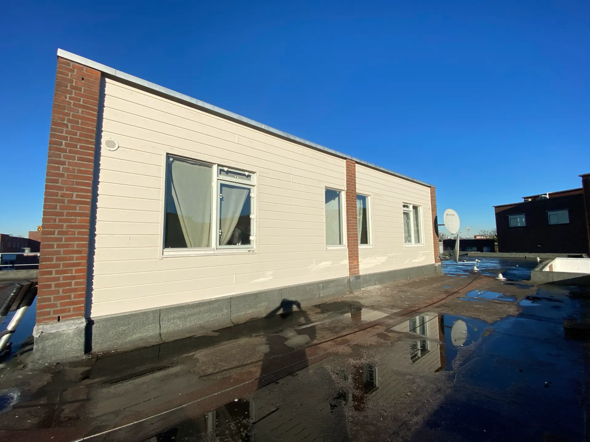Vernieuwde gevelbeplating in het zonlicht