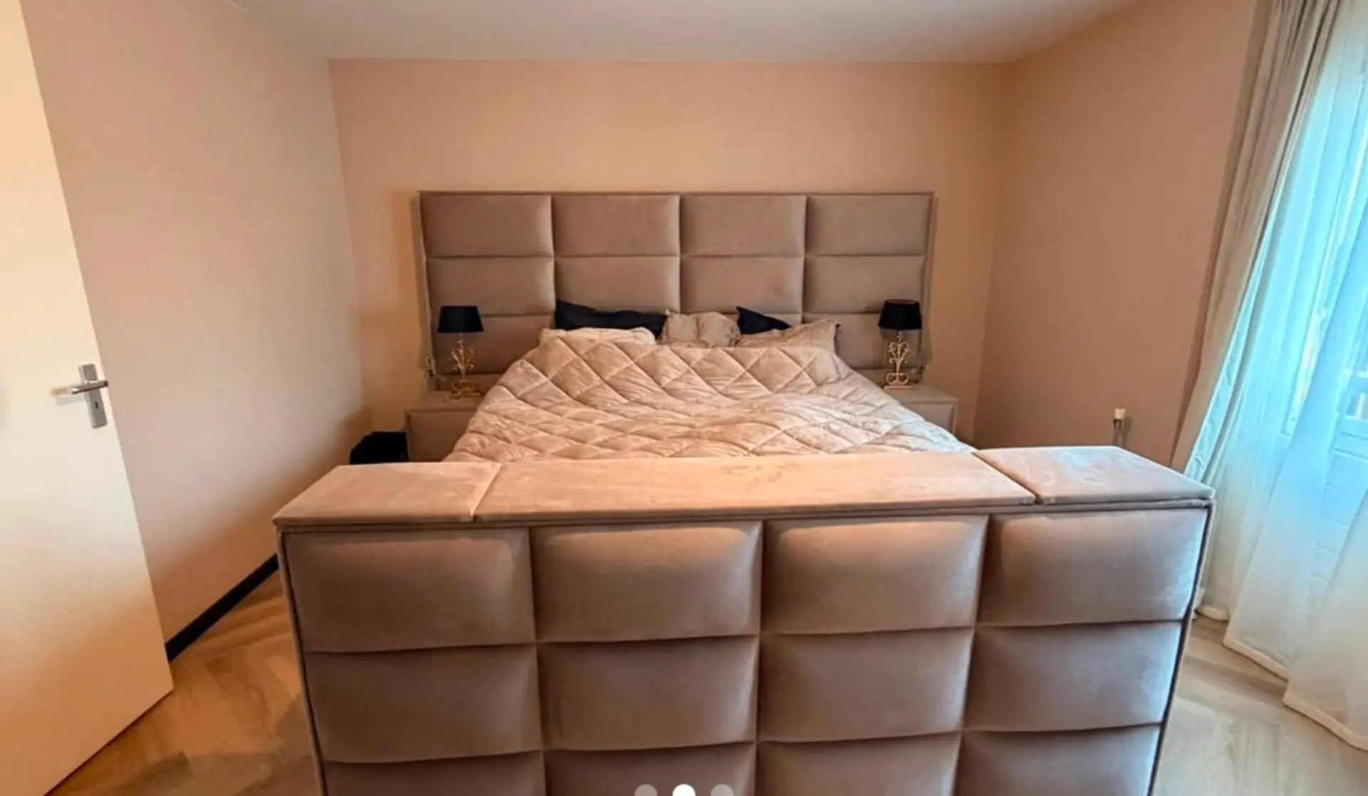 Bed met tv-lift geplaatst tegen de gespoten wand