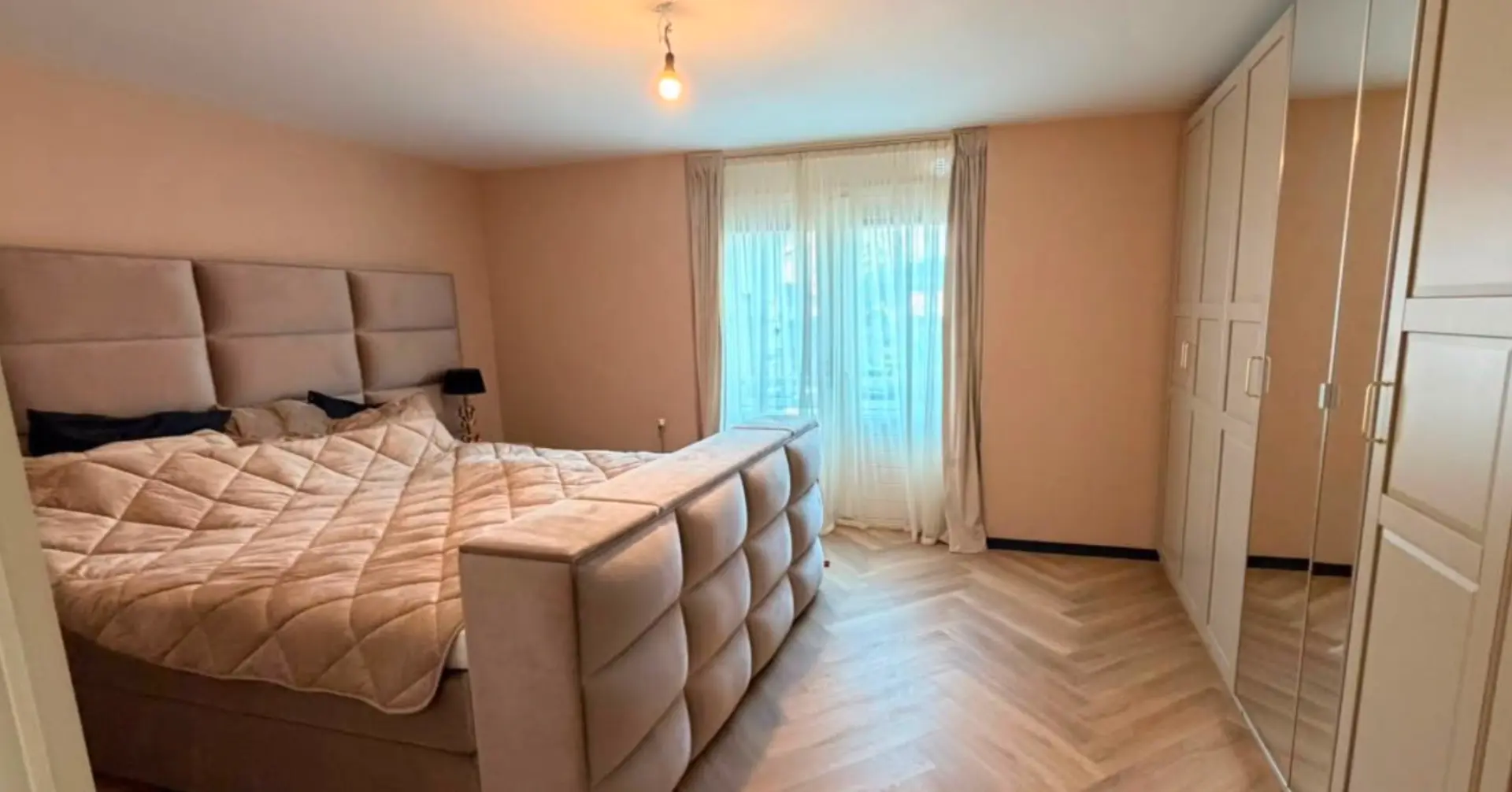 Luxe slaapkamer met hotel chique uitstraling en maatwerkkasten