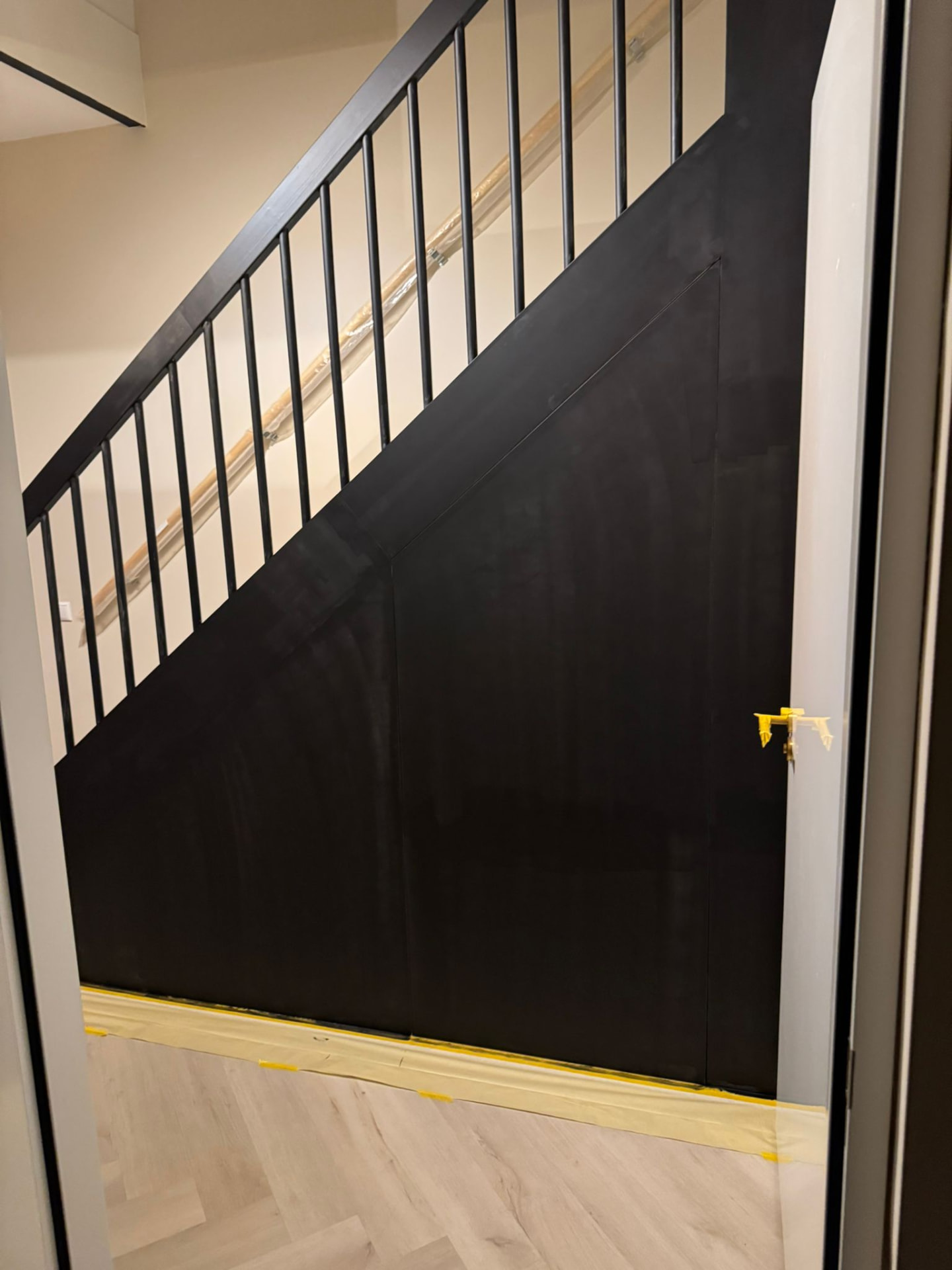 Afgewerkte trapbekleding met verborgen deur